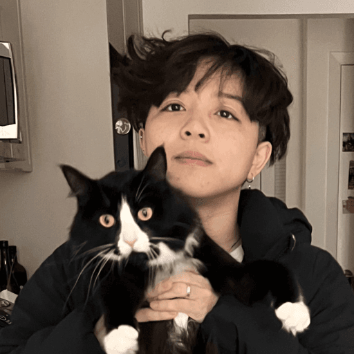 Profile picture of Vivian with her cat, Mimi